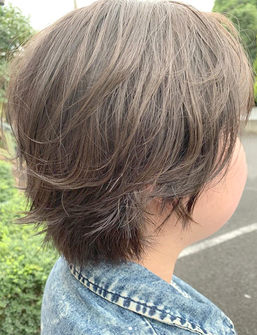 ショート ミディアム ロング 縮毛矯正 メンズスタイル Wカラーの中でも暗めの色味です プロフィールを見る 三ケ田 莉子 田沼店 1回のカラーだとなかなか出すことができない透明感やアッシュやグレーの色も綺麗に出す事ができます W なかなか仕事