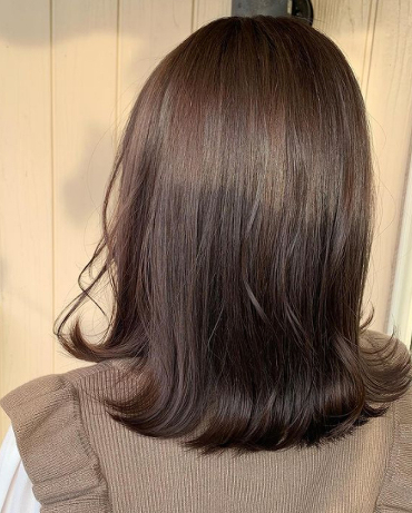 ミディアム ロング 縮毛矯正 メンズスタイル ダークシアーグレージュ プロフィールを見る 三ケ田 莉子 田沼店 前回来店時ブリーチして 明るめにカラーした方が今回は職場の関係で暗めに仕上がりました ブリーチ履歴があるので 暗めでも透明感ある